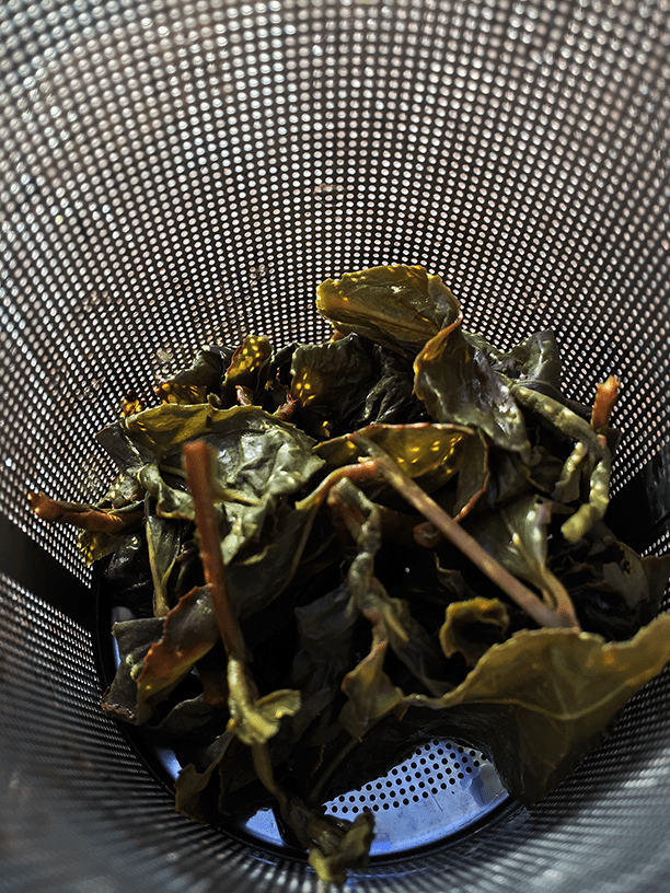 <a rel="license" href="http://creativecommons.org/licenses/by-sa/4.0/"><img alt="Creative Commons License" style="border-width:0" src="https://i.creativecommons.org/l/by-sa/4.0/88x31.png" /></a><br /><span xmlns:dct="http://purl.org/dc/terms/" href="http://purl.org/dc/dcmitype/StillImage" property="dct:title" rel="dct:type">Formosa Jade Oolong (Upton) - spent</span> by <a xmlns:cc="http://creativecommons.org/ns#" href="http://parting.gifts" property="cc:attributionName" rel="cc:attributionURL">Jocilyn Mors</a> is licensed under a <a rel="license" href="http://creativecommons.org/licenses/by-sa/4.0/">Creative Commons Attribution-ShareAlike 4.0 International License</a>.