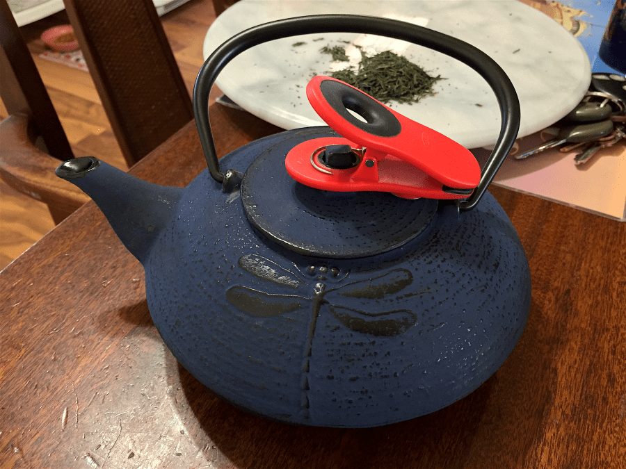 <a rel="license" href="http://creativecommons.org/licenses/by-sa/4.0/"><img alt="Creative Commons License" style="border-width:0" src="https://i.creativecommons.org/l/by-sa/4.0/88x31.png" /></a><br /><span xmlns:dct="http://purl.org/dc/terms/" href="http://purl.org/dc/dcmitype/StillImage" property="dct:title" rel="dct:type">Gyokuro (Nishida Haruka Zono) ~ tonbo tetsubin</span> by <a xmlns:cc="http://creativecommons.org/ns#" href="http://parting.gifts" property="cc:attributionName" rel="cc:attributionURL">Jocilyn Mors</a> is licensed under a <a rel="license" href="http://creativecommons.org/licenses/by-sa/4.0/">Creative Commons Attribution-ShareAlike 4.0 International License</a>.