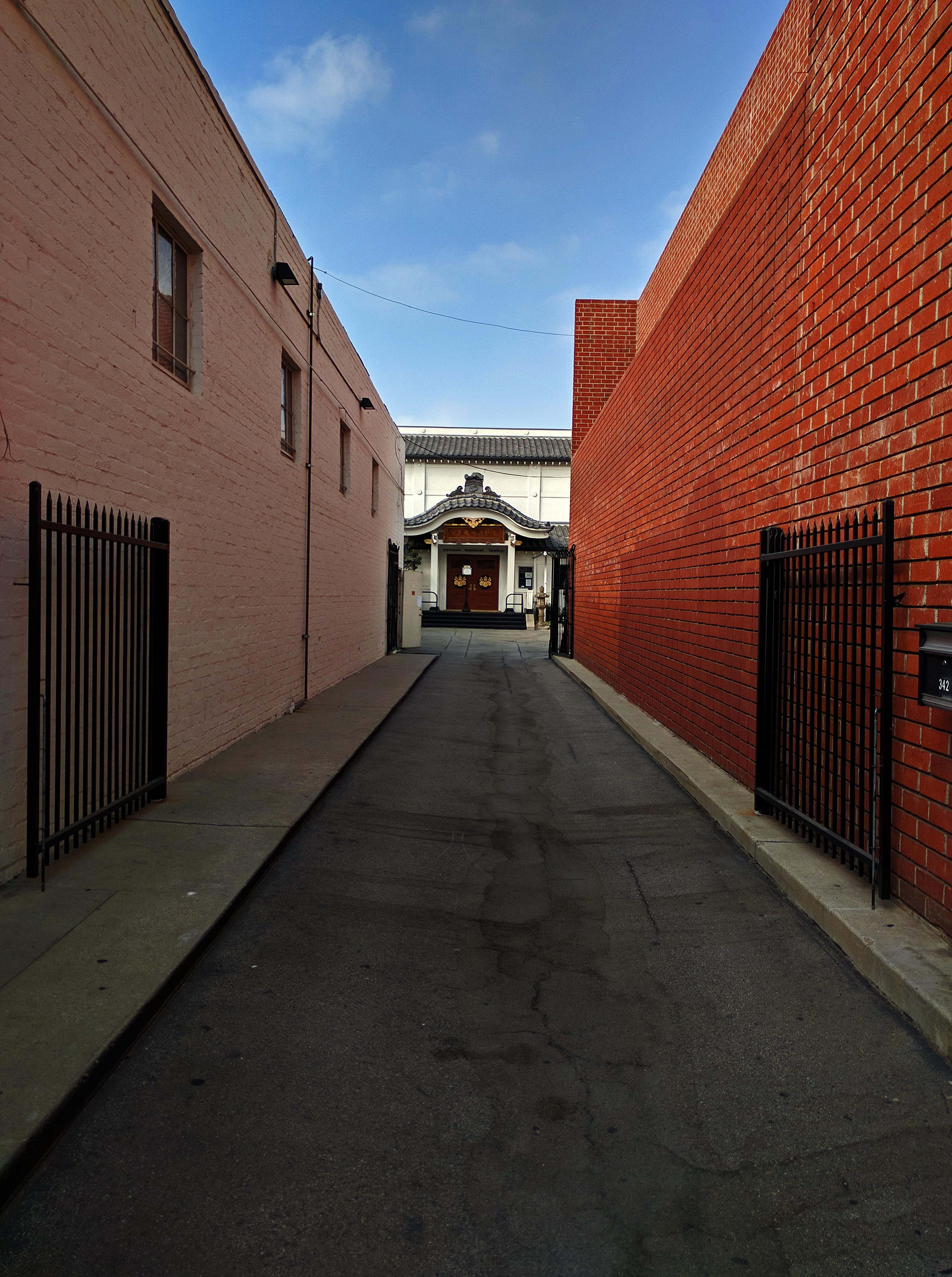 Fo Cha (Silk Road) ~ Urban Temple by Jocilyn Mors is licensed under a Creative Commons Attribution-ShareAlike 4.0 International License.